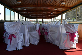 Stůl pro svatebčany