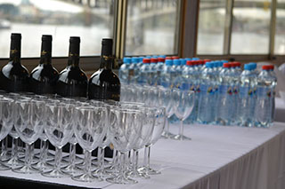 Stůl pro svatebčany