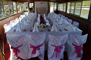 Stůl pro svatební hostinu