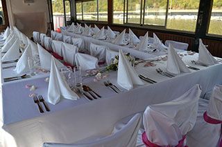 Stůl pro svatební hostinu